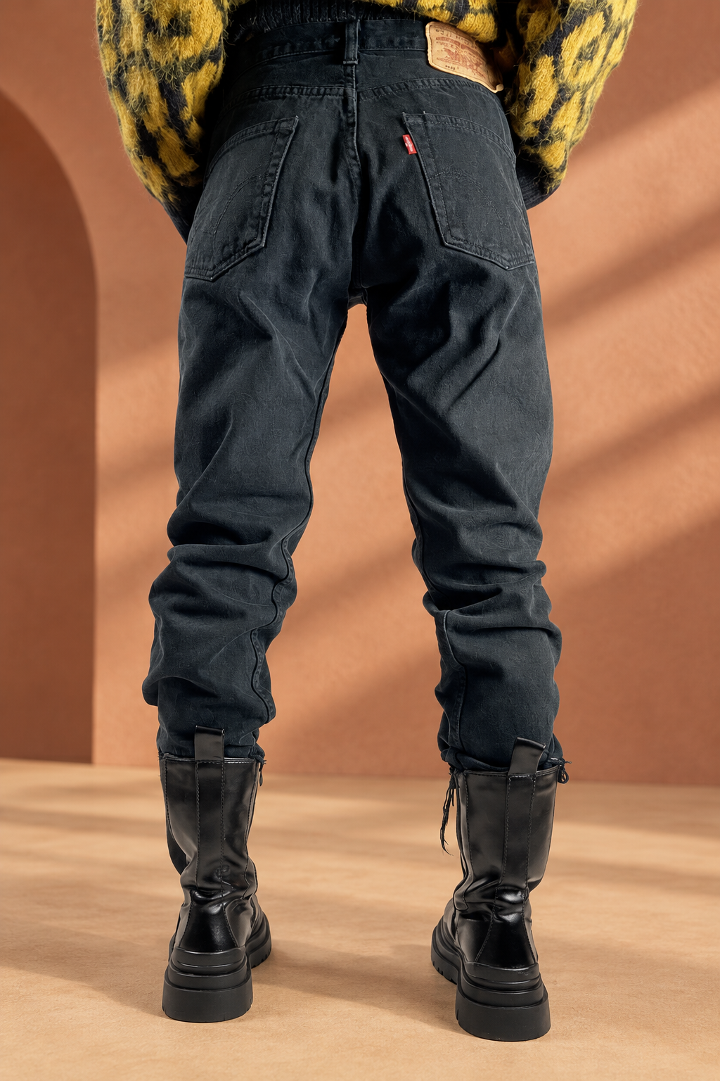 Jeans Levi’s Vintage 2.0 scuri, vista posteriore su sfondo terracotta chiaro