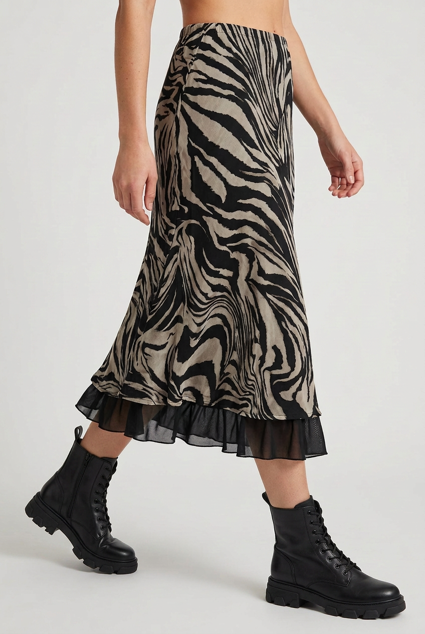 Gonna Lumina Zebra Flow indossata in movimento con anfibi neri