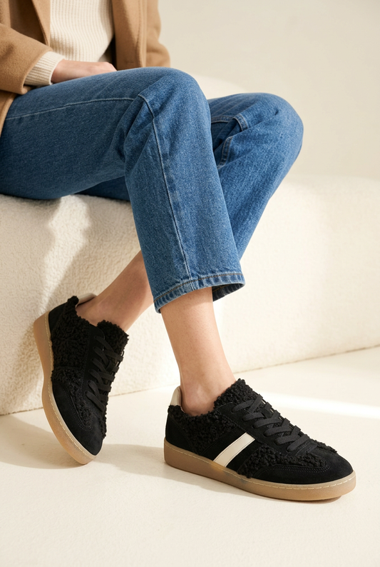 Sneakers Flip nere indossate dalla modella con jeans