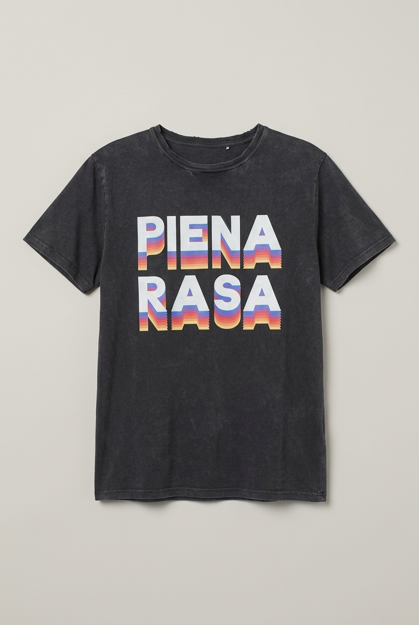 T-shirt grigio slavato Piena Rasa distesa su fondo chiaro con stampa bianca e ombreggiatura multicolore