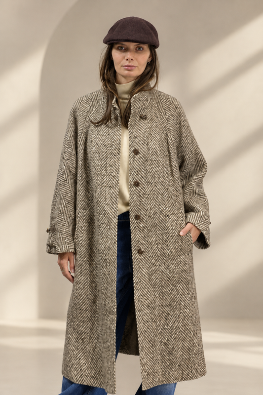 Cappotto Vintage a spina di pesce su sfondo greige da studio