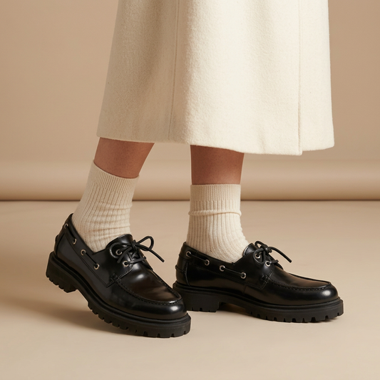 Scarpa Mart nera da donna indossata con calzini panna