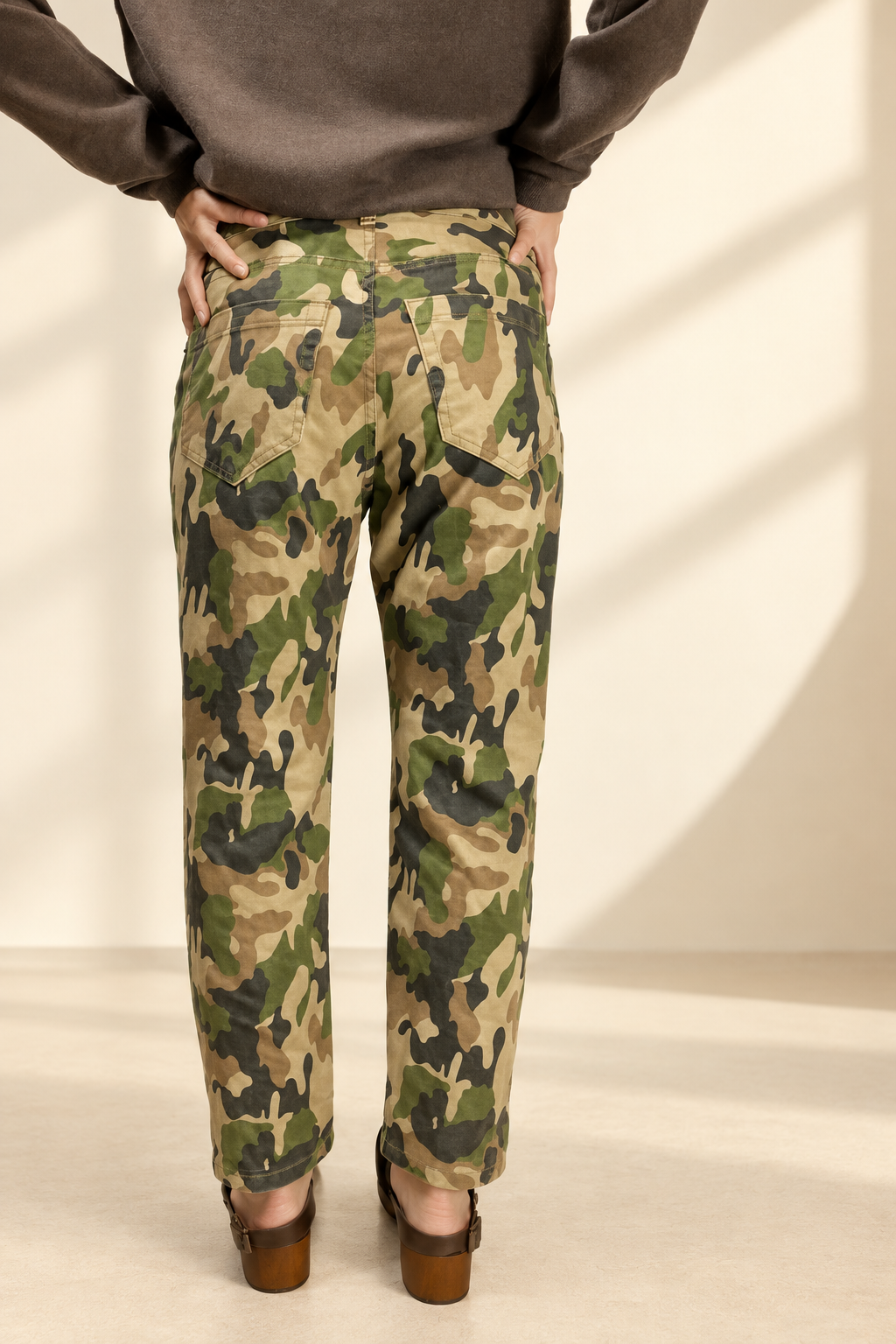 Pantalone mimetico, vista posteriore su sfondo avorio da studio