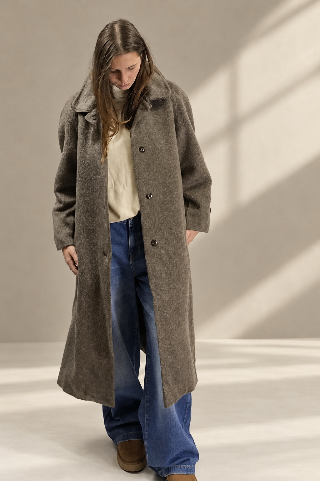 Cappotto Vintage tortora su sfondo greige da studio