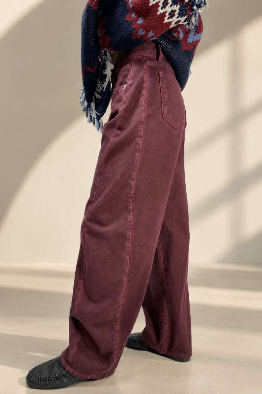 Jeans Barolo bordeaux, vista laterale su sfondo da studio greige