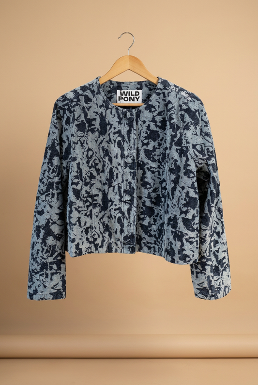 Giacca jacquard su sfondo beige