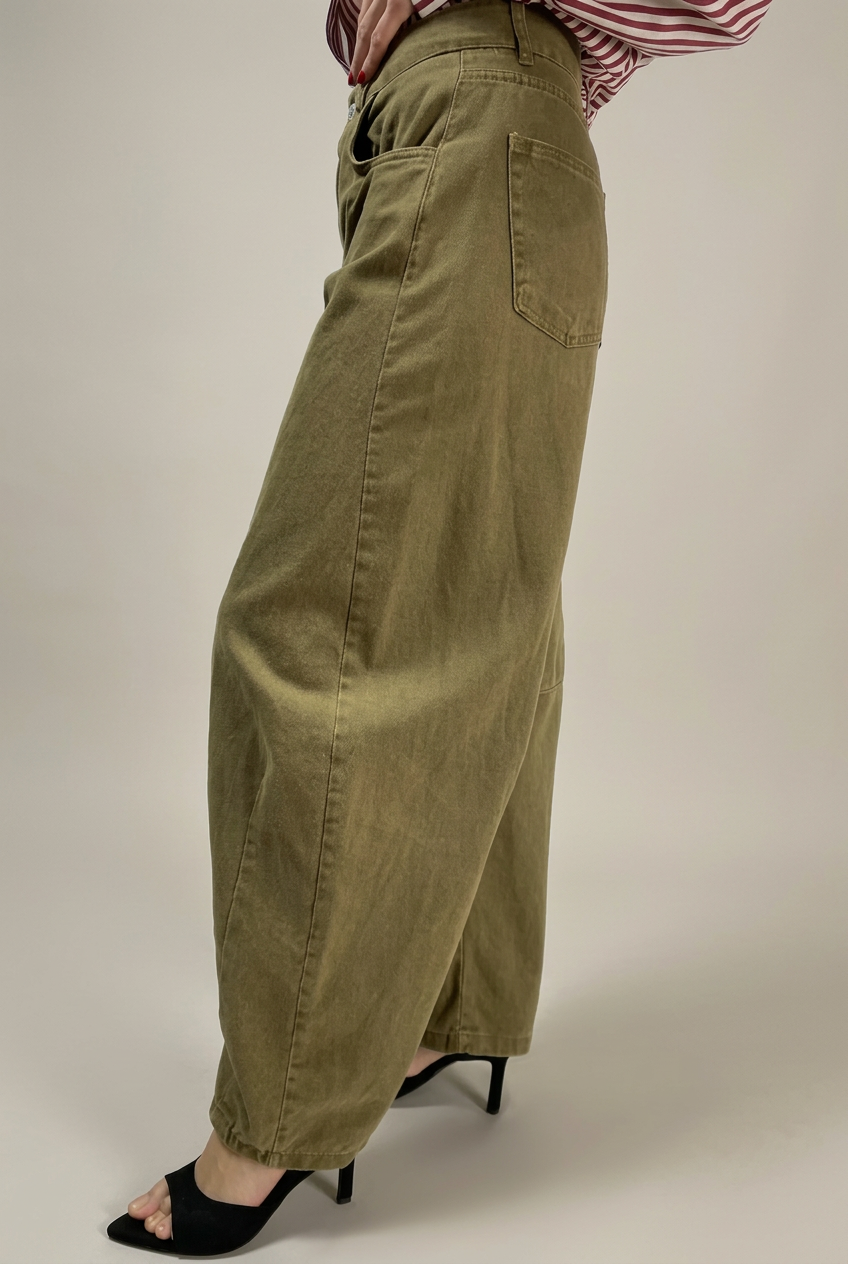 Jeans 6091 verde oliva, vista laterale su sfondo neutro da studio