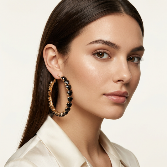 Orecchini Cerchio Noir con cuori neri indossati dalla nuova modella