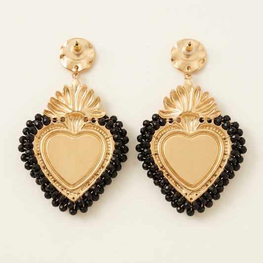 Retro color oro degli orecchini Cuore Regale su sfondo avorio