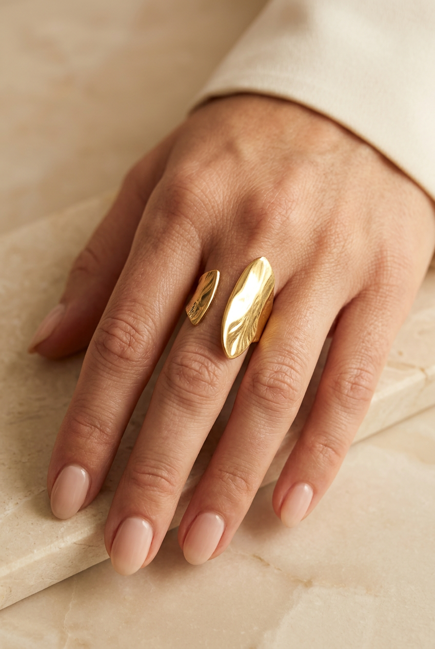 Anello con elementi allungati indossato