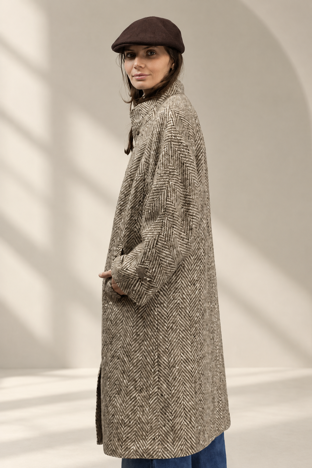 Cappotto Vintage a spina di pesce, vista laterale in studio