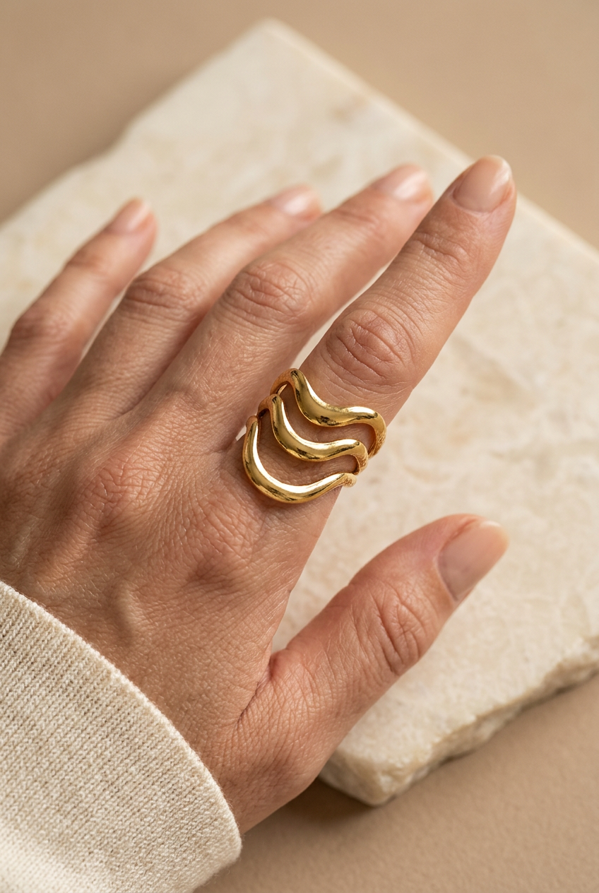 Anello ondulato indossato
