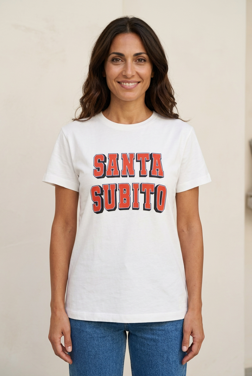 Modella indossa la T-shirt bianca Santa Subito con scritta rossa e taglio dritto e morbido