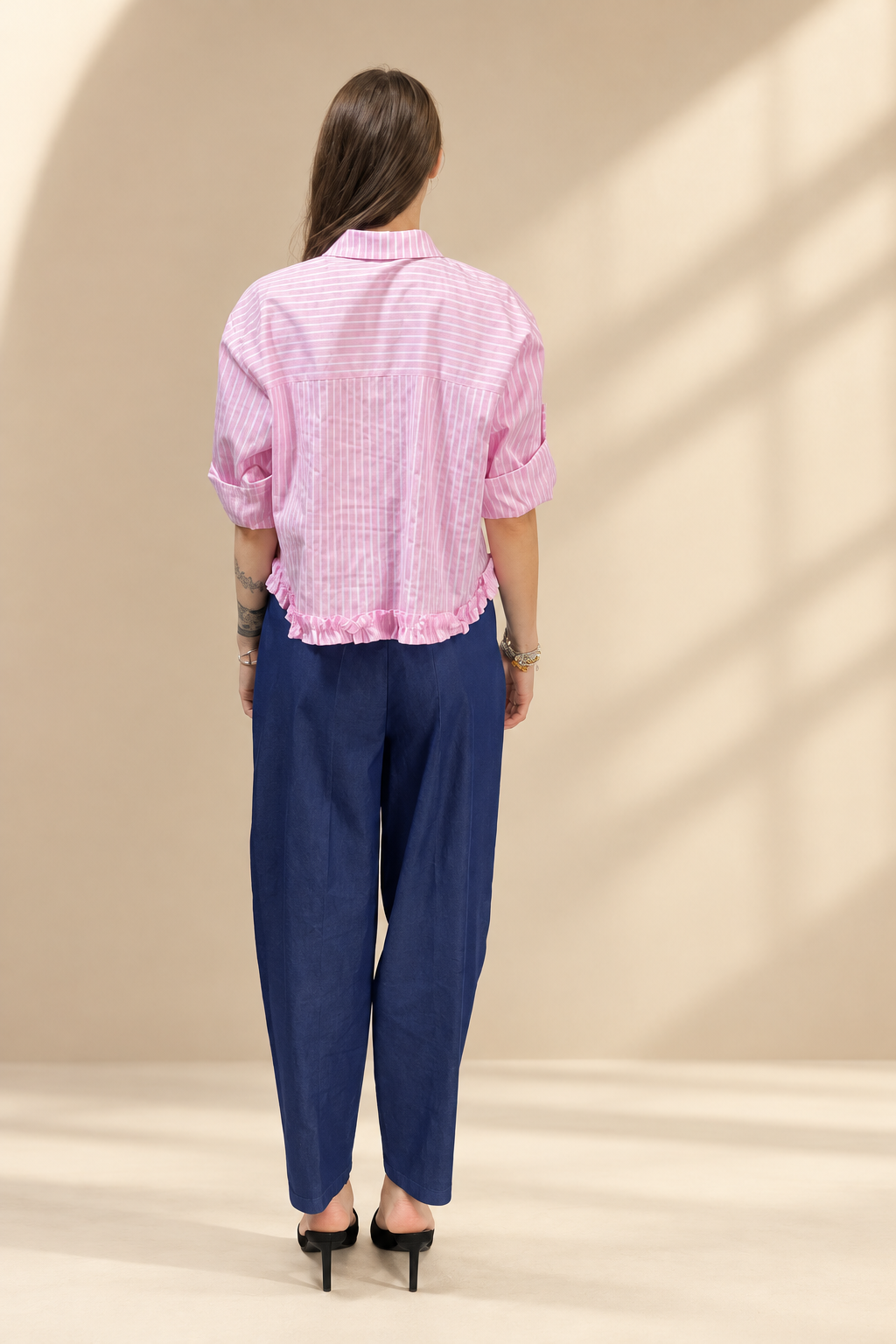 Jeans 2627 blu, vista posteriore su sfondo champagne da studio