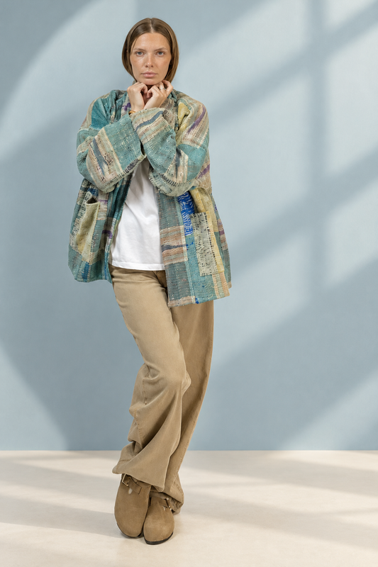 Jeans Arena beige indossati, seconda posa su sfondo azzurro polvere
