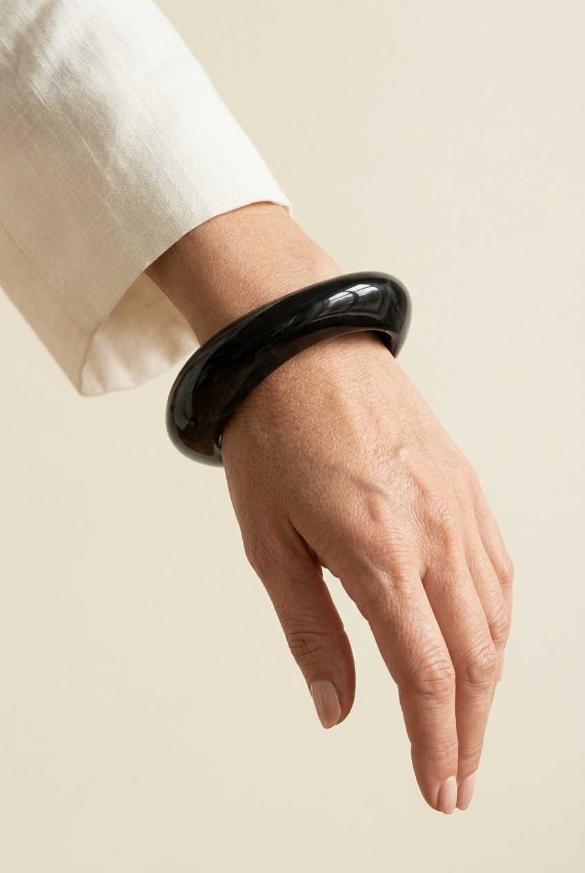 Bracciale Slap nero indossato