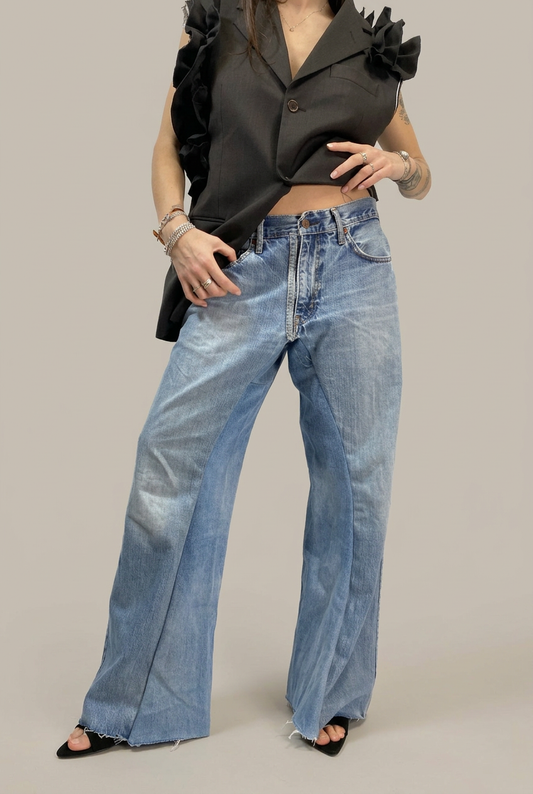 Jeans Levi’s 2.8 vintage in denim chiaro, vista frontale su sfondo neutro da studio