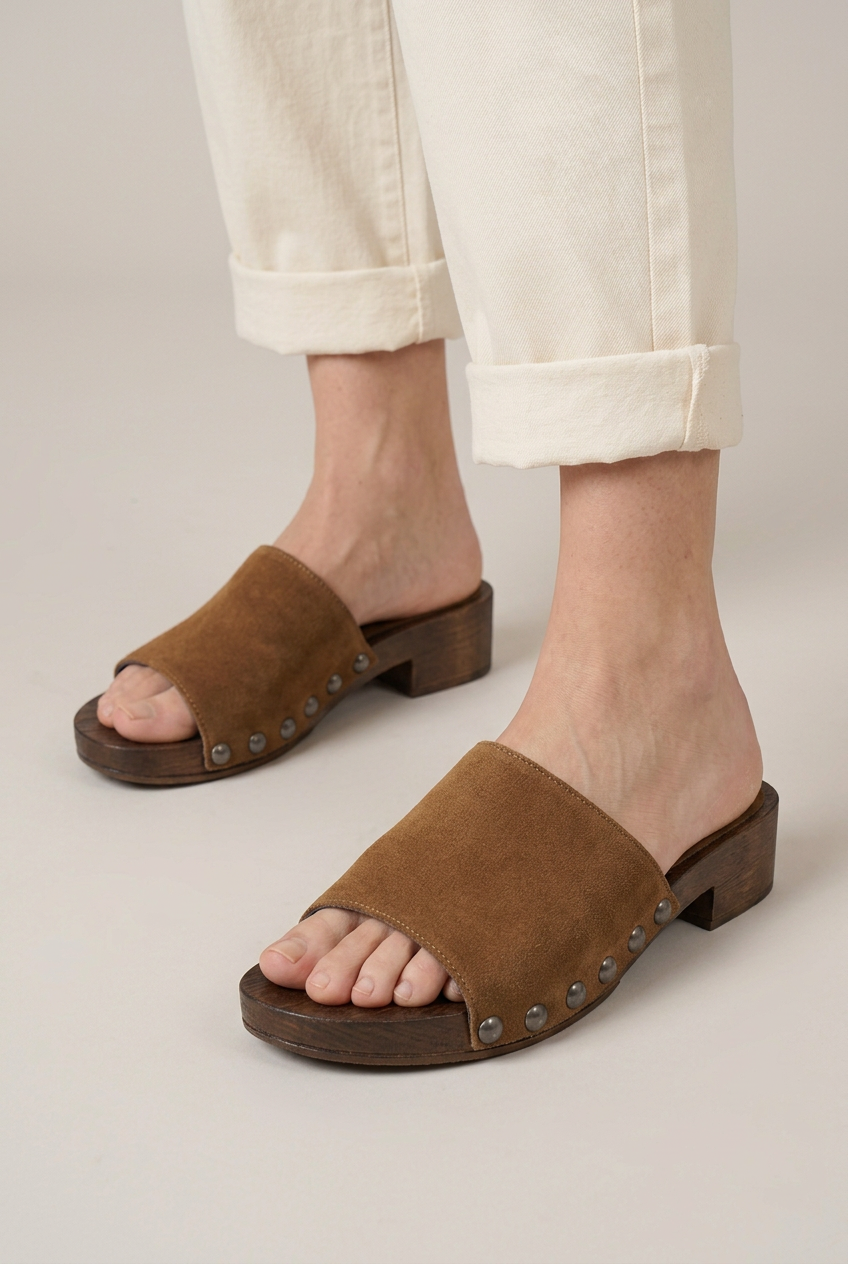 Primo piano dello Zoccolo Summer indossato con pantalone avorio, su sfondo da studio