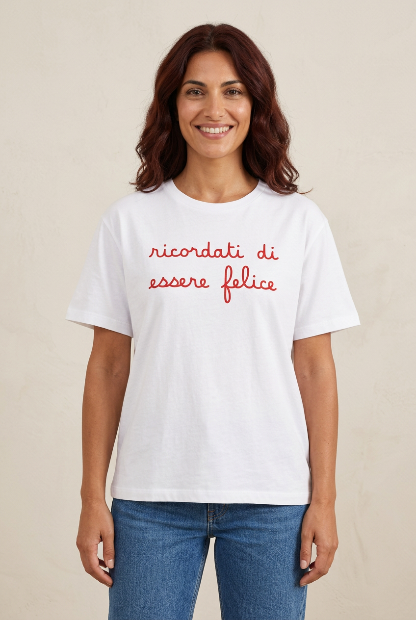 Modella con T-shirt bianca dal taglio dritto e scritta rossa ricordati di essere felice