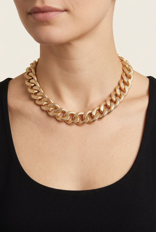 Collana corta Trama Dorata indossata da una modella