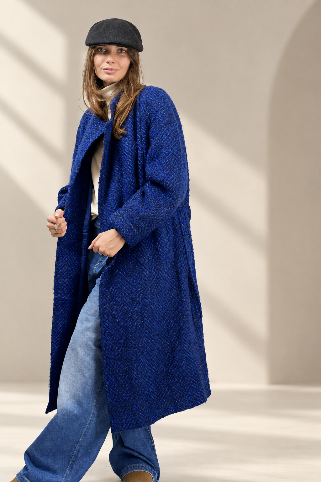 Cappotto Vintage blu su sfondo greige da studio