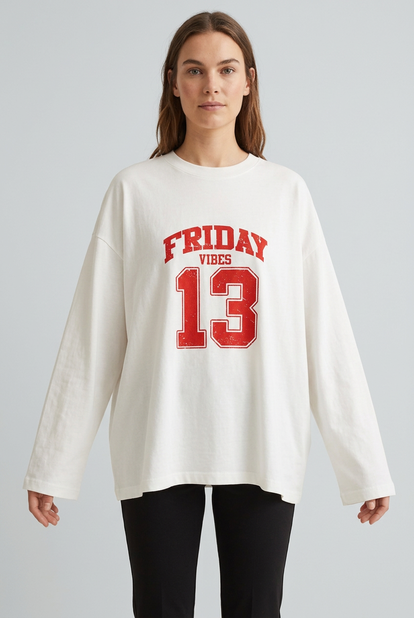 Maglia Friday 13 indossata frontalmente, vestibilità ampia over e maniche larghe su sfondo grigio perla