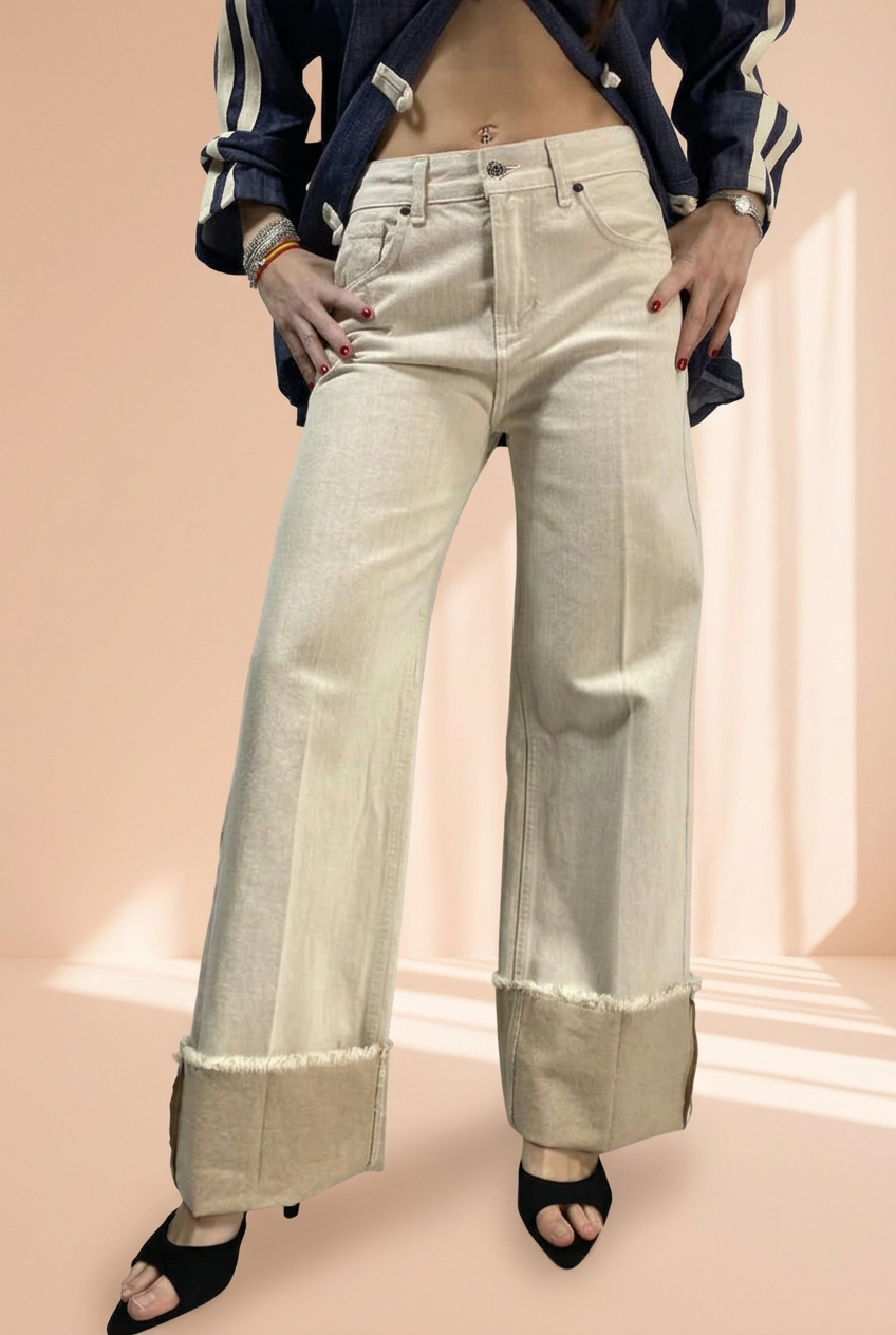 Jeans 675 vista frontale su sfondo pesca chiaro