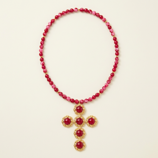 Collana Croce Barocca rosso rubino con dettagli color oro su fondo avorio