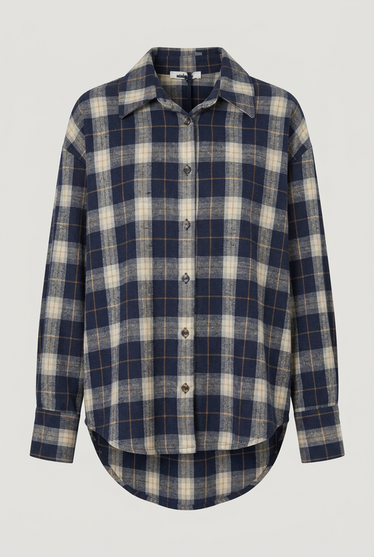 Camicia Borgo Check blu non indossata su sfondo grigio perla