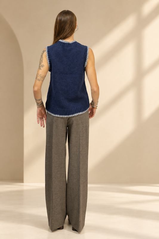 Gilet Cortina blu, vista posteriore su sfondo champagne da studio