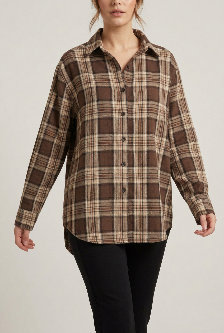 Camicia Borgo Check marrone indossata con linea ampia e caduta naturale su sfondo grigio perla