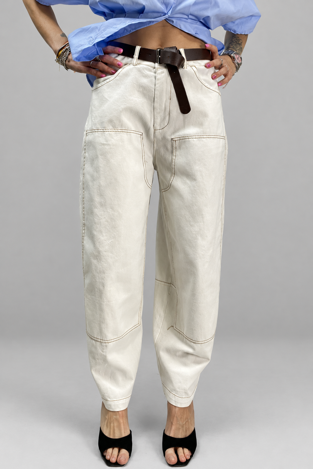 Jeans bianchi Susy Mix indossati su sfondo grigio chiaro