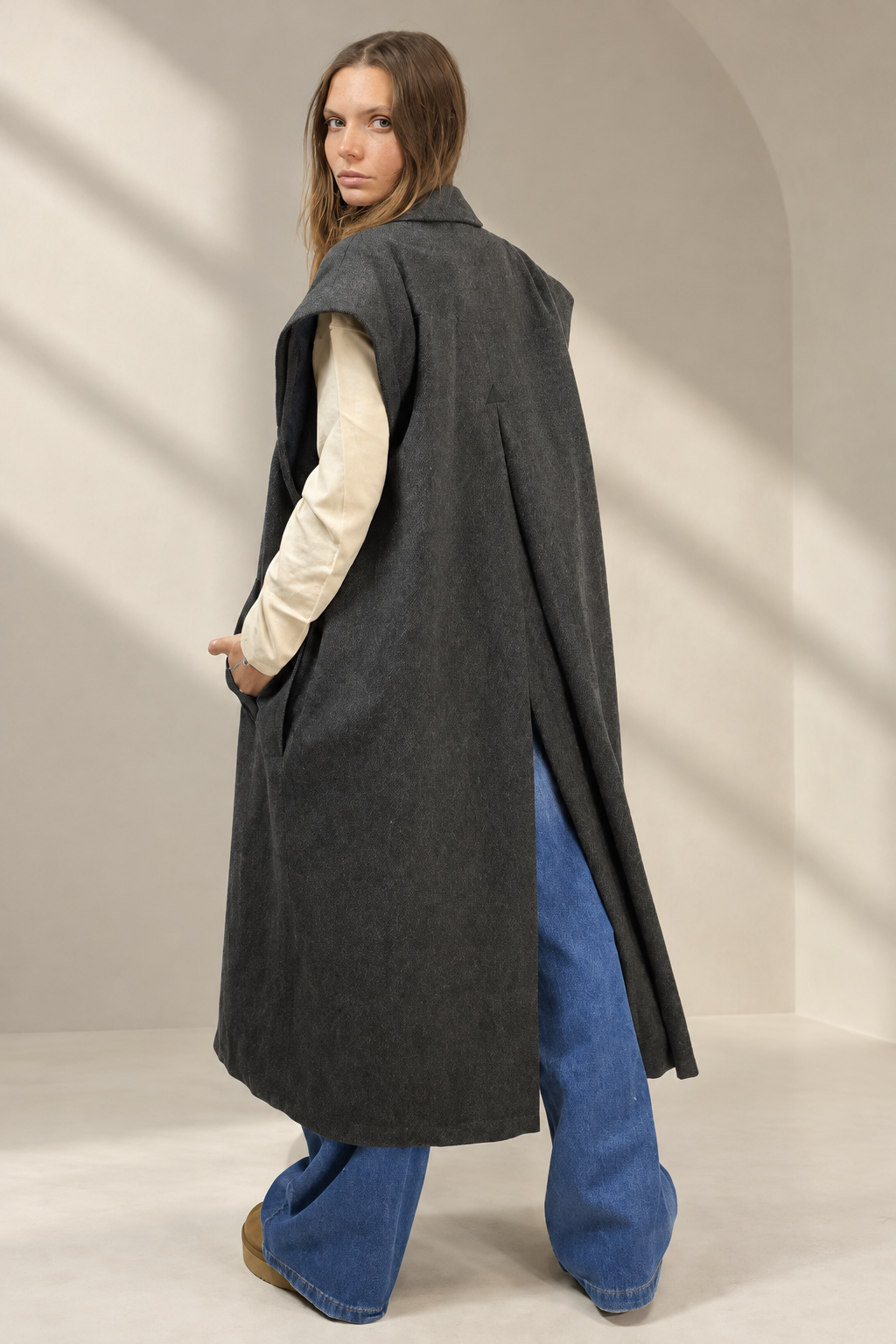 Cappotto Vintage smanicato scuro, vista laterale in studio