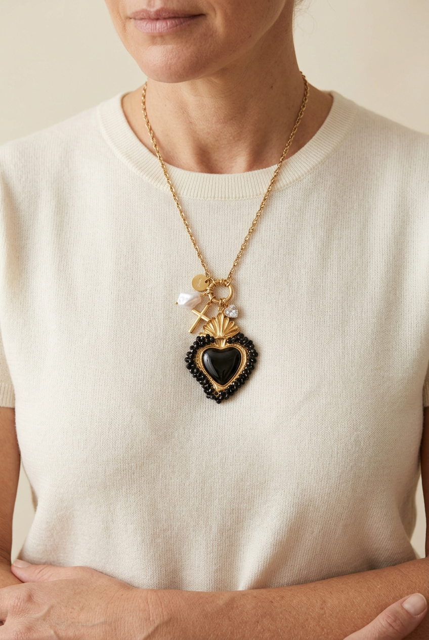 Collana Cuore Regale Nero indossata dalla modella