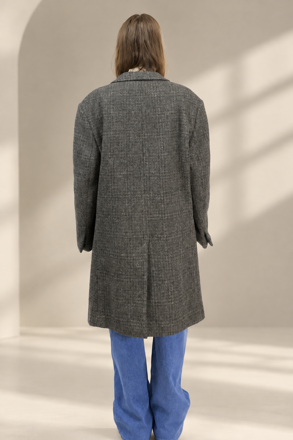Cappotto Vintage grigio a fantasia, vista posteriore in studio