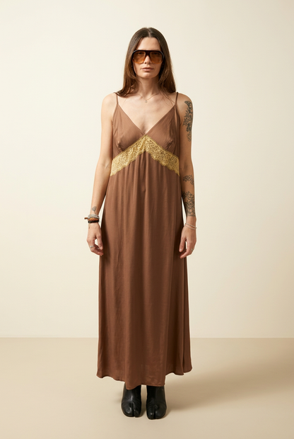 Vestito Dorotea marrone frontale in studio