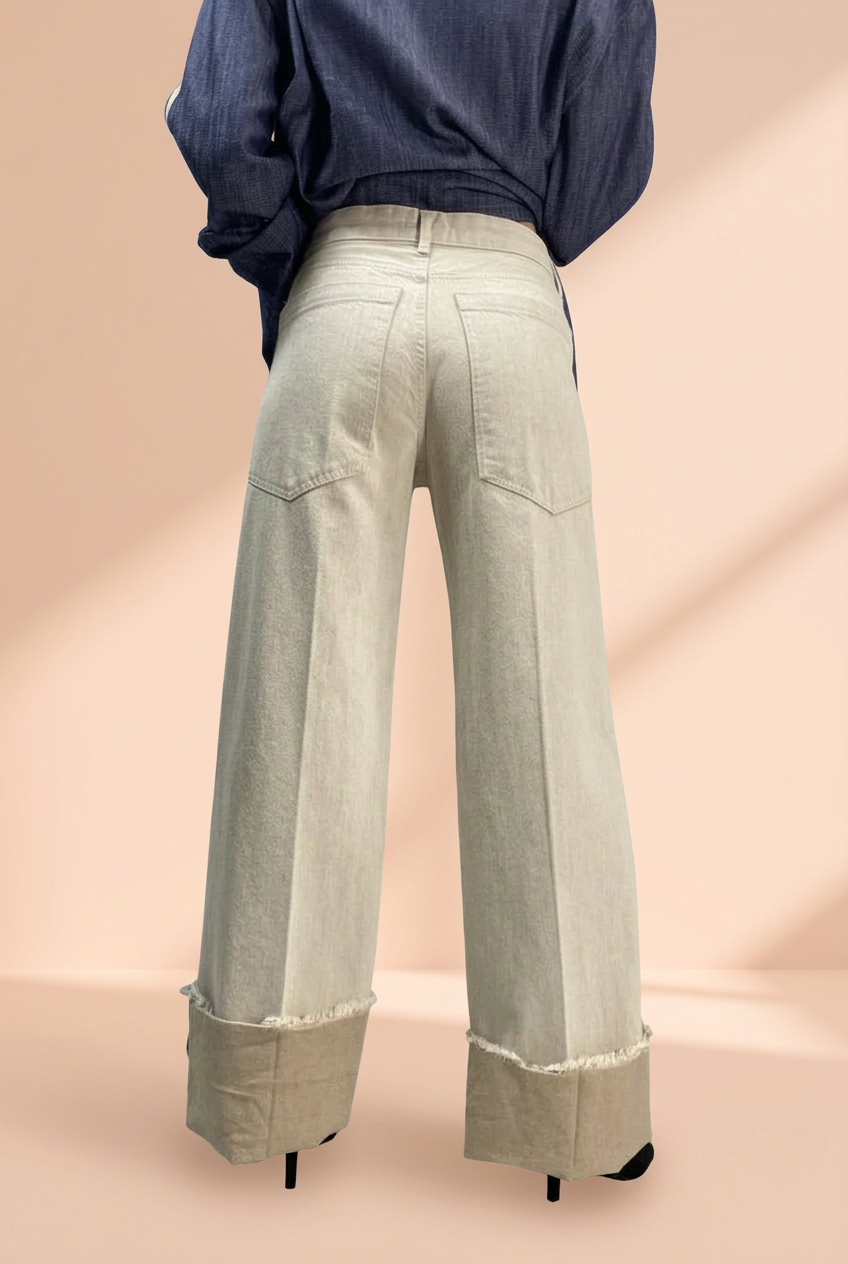 Jeans 675 vista posteriore su sfondo pesca chiaro