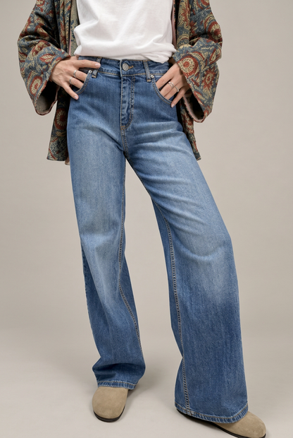 Jeans Palazzo blu, vista frontale su sfondo neutro da studio