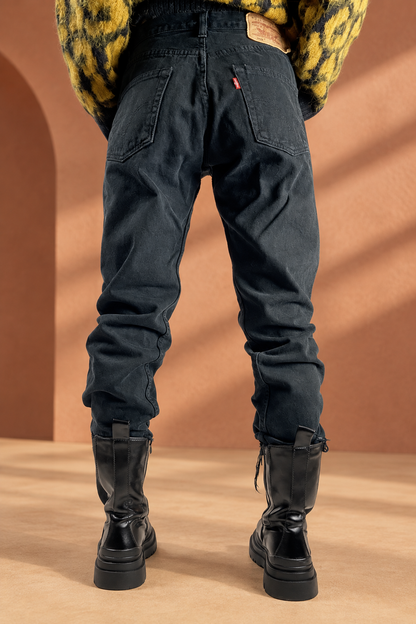 Jeans Levi’s Vintage 2.0 scuri, vista posteriore su sfondo terracotta chiaro