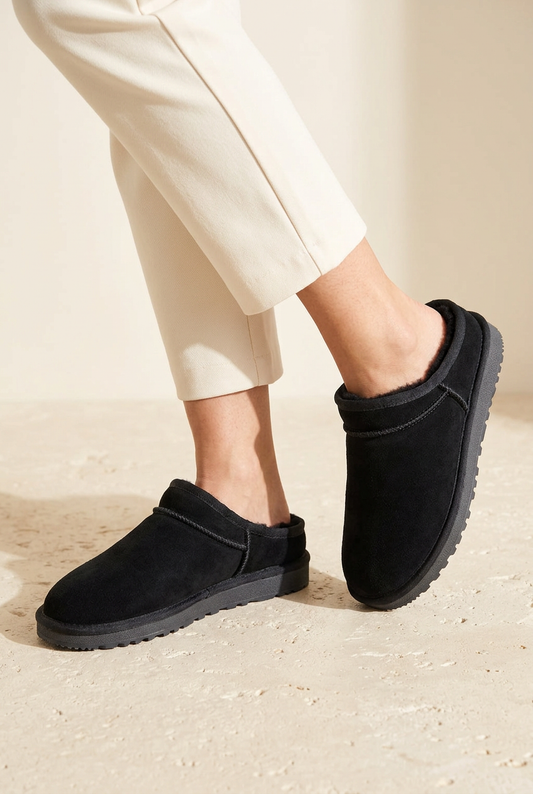 Scarpa 530 in camoscio nero indossata dalla modella