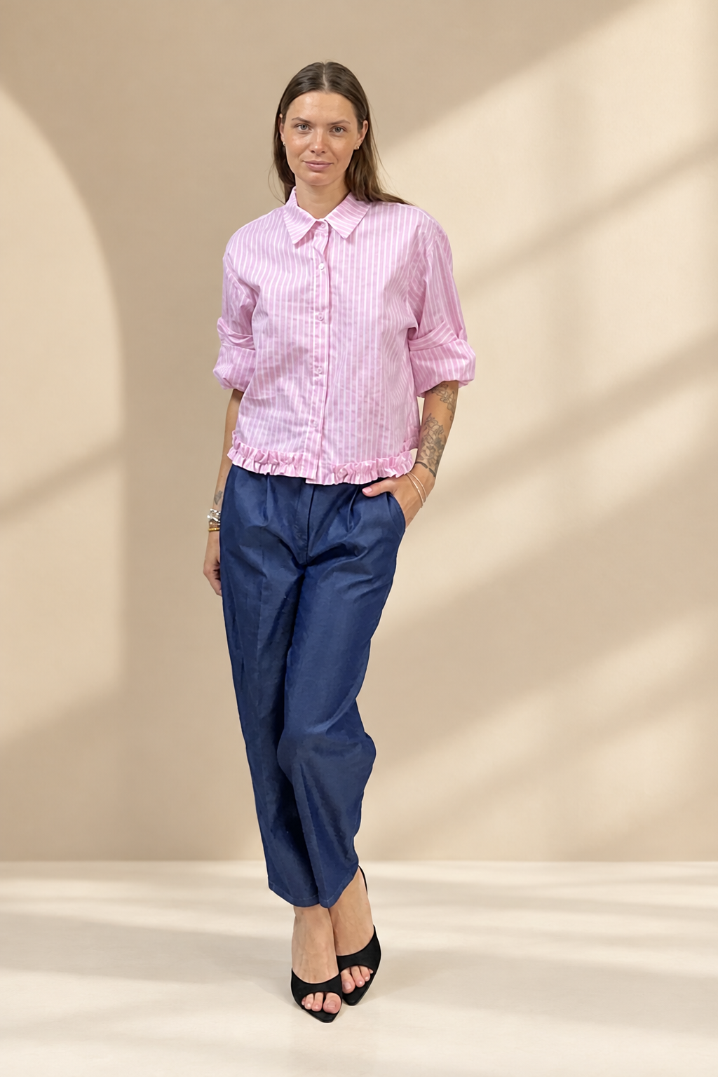 Jeans 2627 blu, vista frontale su sfondo champagne da studio