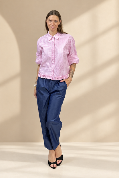 Jeans 2627 blu, vista frontale su sfondo champagne da studio