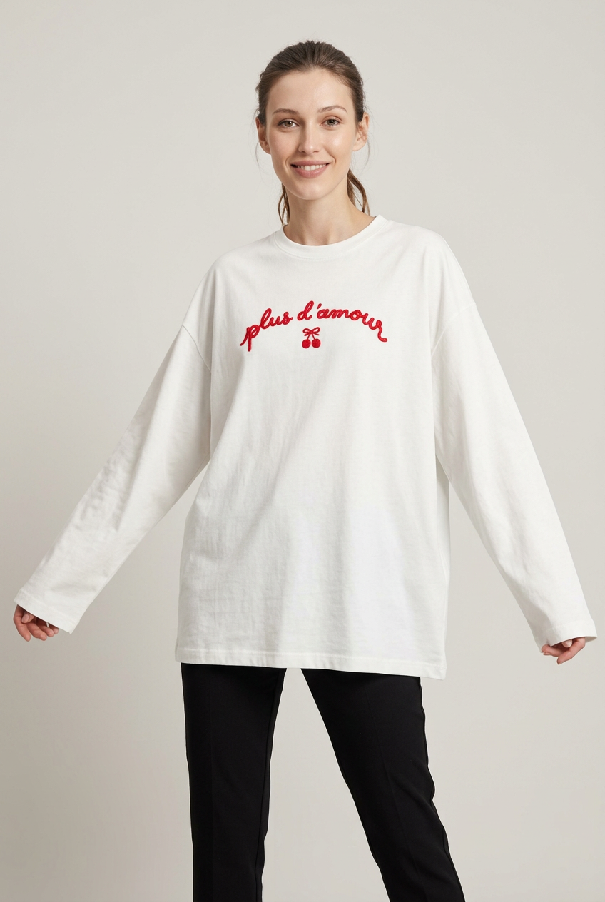 T-shirt Lumina Amour Cherry molto over indossata su sfondo grigio perla