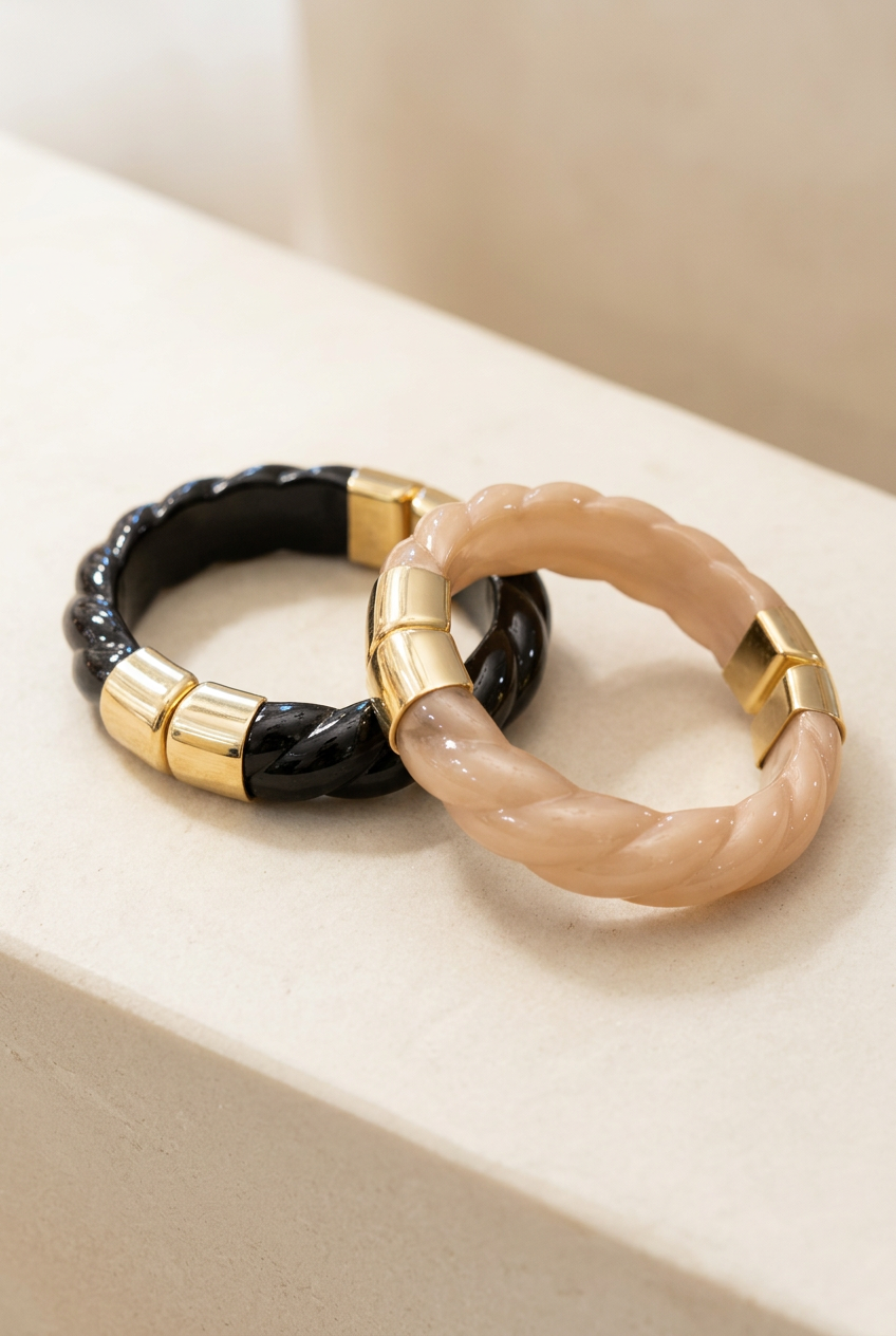 Bracciali Stones appoggiati su fondo avorio