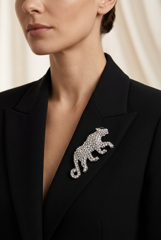 Spilla Pantera indossata su blazer nero