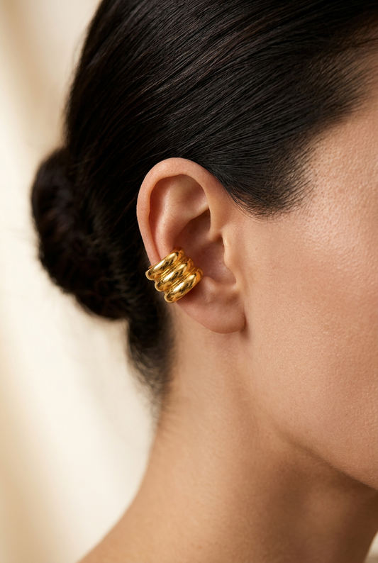 Ear Cuff Maly in acciaio dorato a tre fasce indossato dalla modella