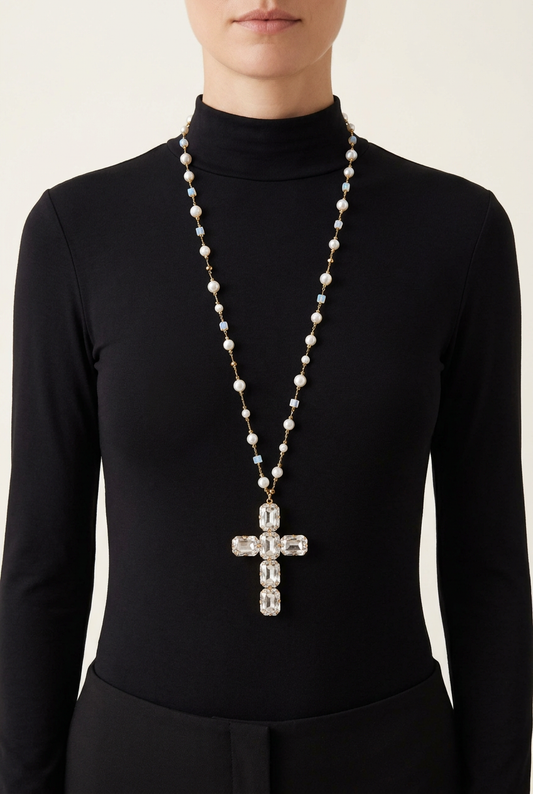 Collana lunga Aura indossata con pendente sotto il seno