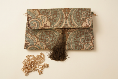 Pochette Arabesque con nappina marrone e catena color oro