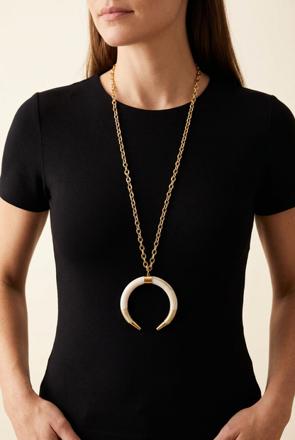 Collana Luna Avorio indossata con pendente sotto al seno