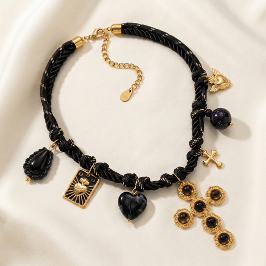 Collana Intreccio Noir su fondo avorio con il piccolo pendente nero a goccia corretto